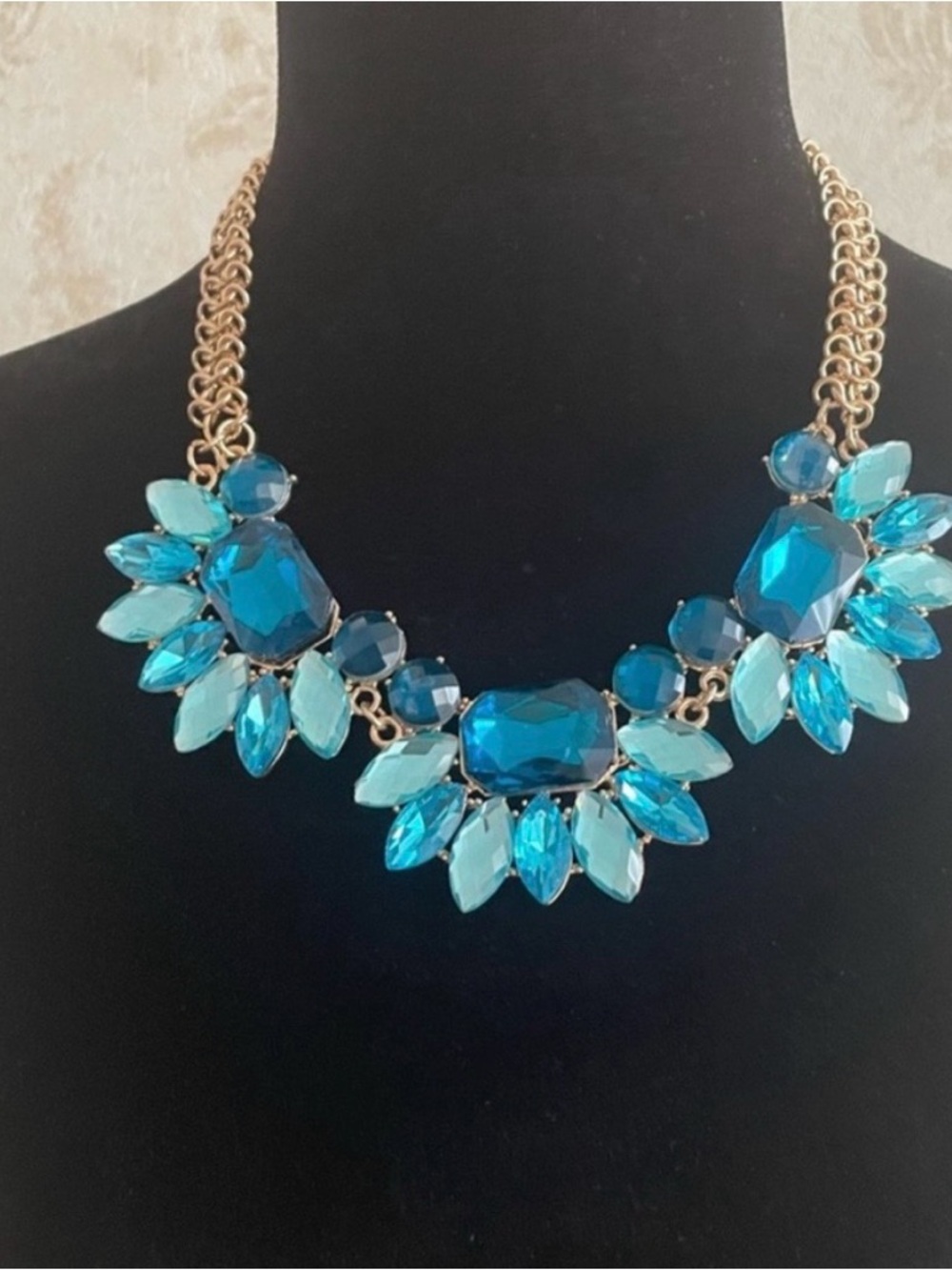 BNWT Gold Chain Statement Necklace with Turquoise & Aqua Crystals